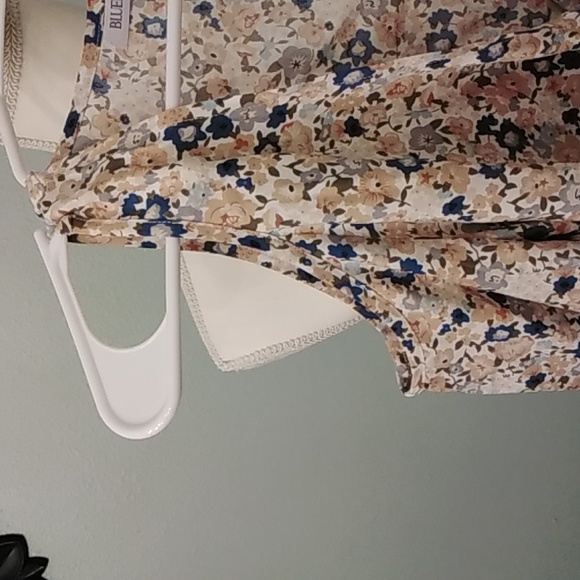 Keyhole Top - Picture 3 of 3